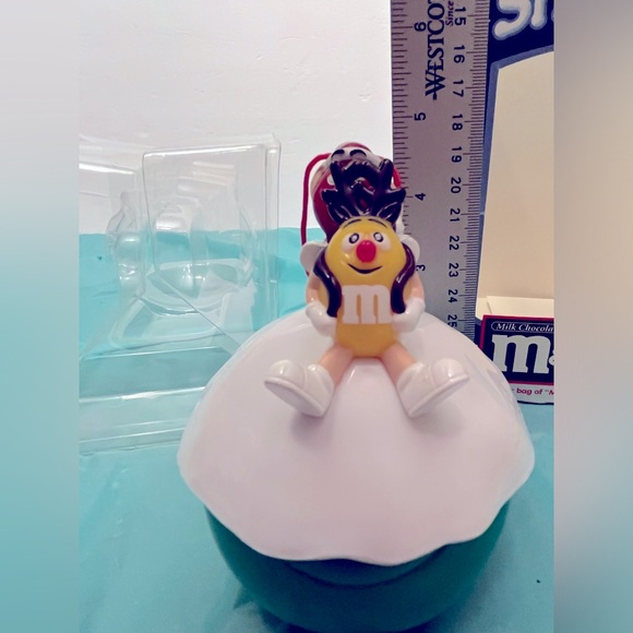 M&M’s ORNAMENT, RED & YELLOW M&M On Sled/SLEIGH, SNOWBALL NEW OPEN BOX - Picture 7 of 13